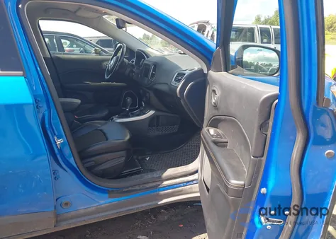 2021 Jeep Compass Latitude 4X4 z USA, uszkodzony, nr VIN 3C4NJDBBXMT504833